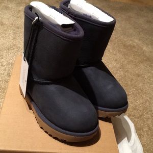 NWT 7C NAVY CLASS SHORT II UGG BOOTS